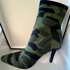 MIA WOMENS CAMO BOOTIE

SIZE 6.5

BRAND NEW IN ORIGINAL BOX